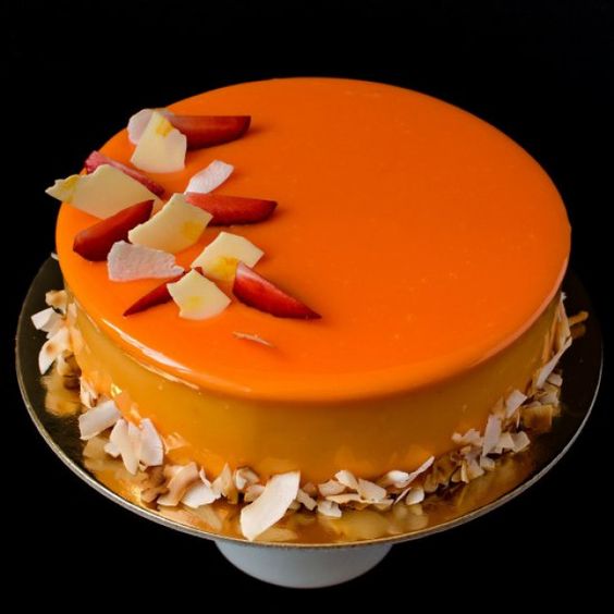 Tort simplu cu caramel și decorat cu bucăți de fructe