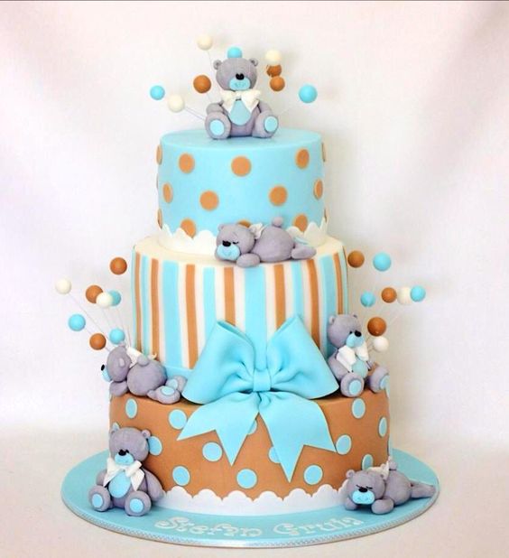 Tort cu 3 etaje pentru copii, decorat cu figurine în formă de ursuleți