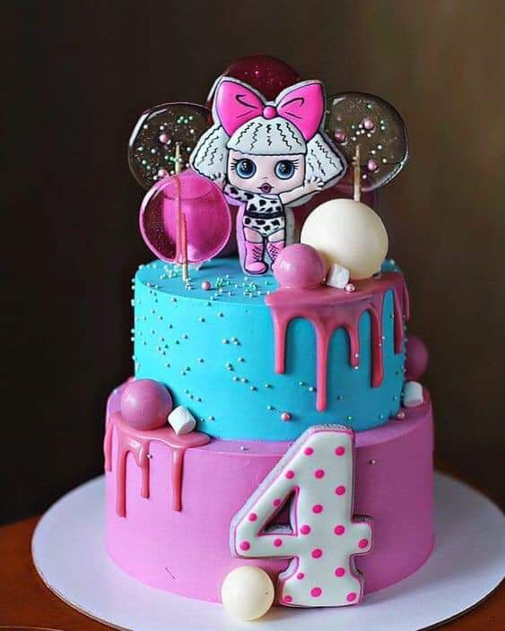 Tort pentru copii cu două etaje, o parte roz și una albastră cu figurine