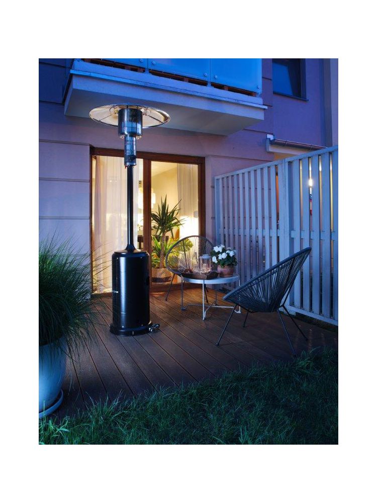 Încălzitor profesional pe terasă lângă masă și două scaune Hendi