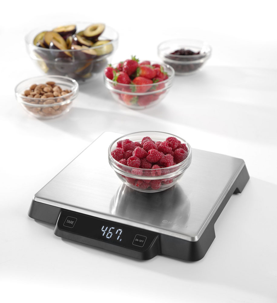 Cântar de bucătărie gri metalizat cu negru cu display și un bol de zmeură Hendi