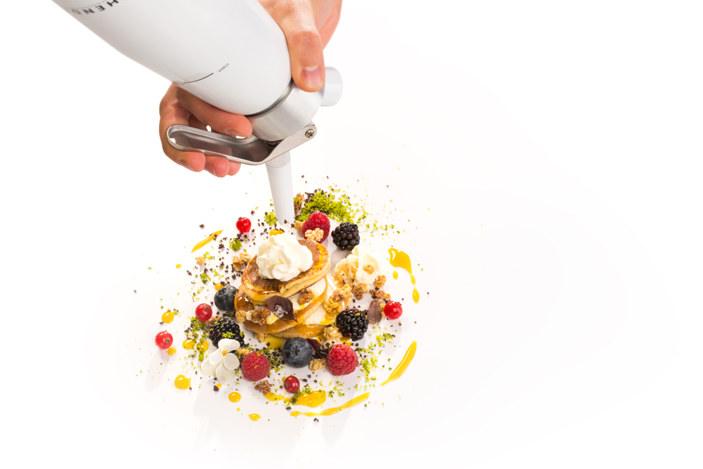 Frișcă din aparat ornată pe clătite americane cu fructe de pădure