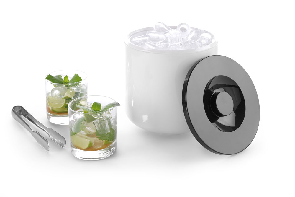 Pahare cu băutură și gheață și frapieră cu cuburi de gheață