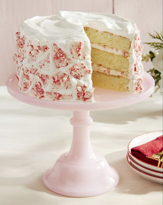 Tort cu frișcă și cremă albă și roz
