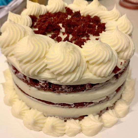 Tort înalt cu decor spectaculos de frișcă și blat mărunțit