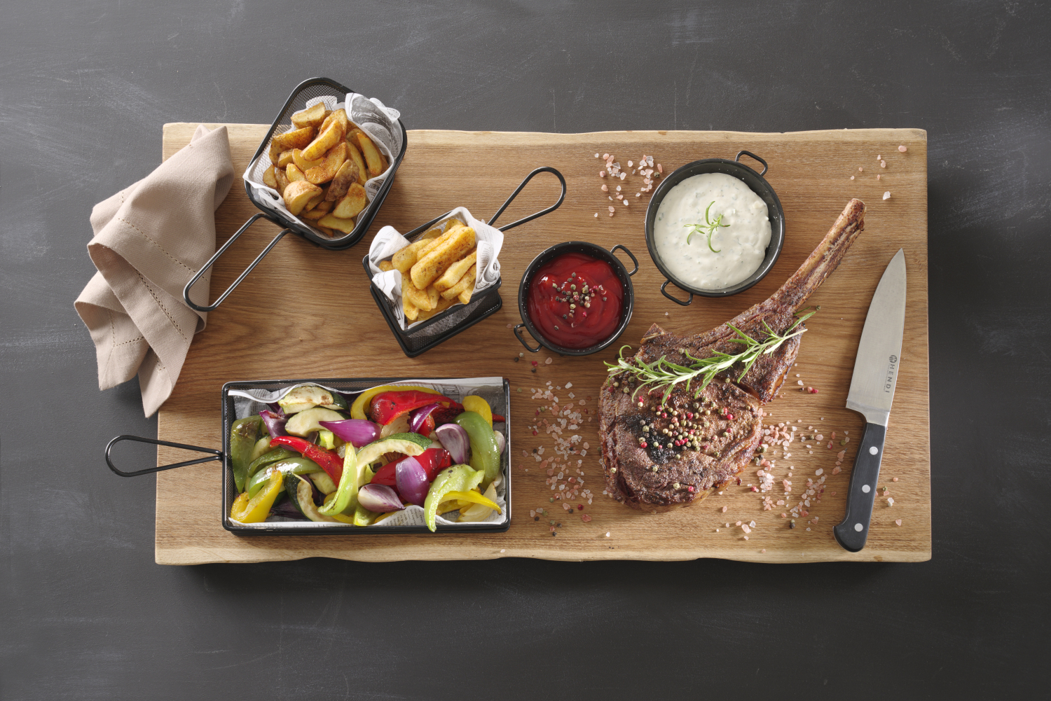  Bucată de lemn cu cartofi prăjiți, sos ketchup și sos alb și cu murături și carne de vită 