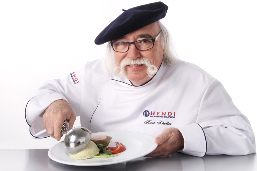 Gelatier care pune inghetata pe farfurie cu lingurita de inghetata