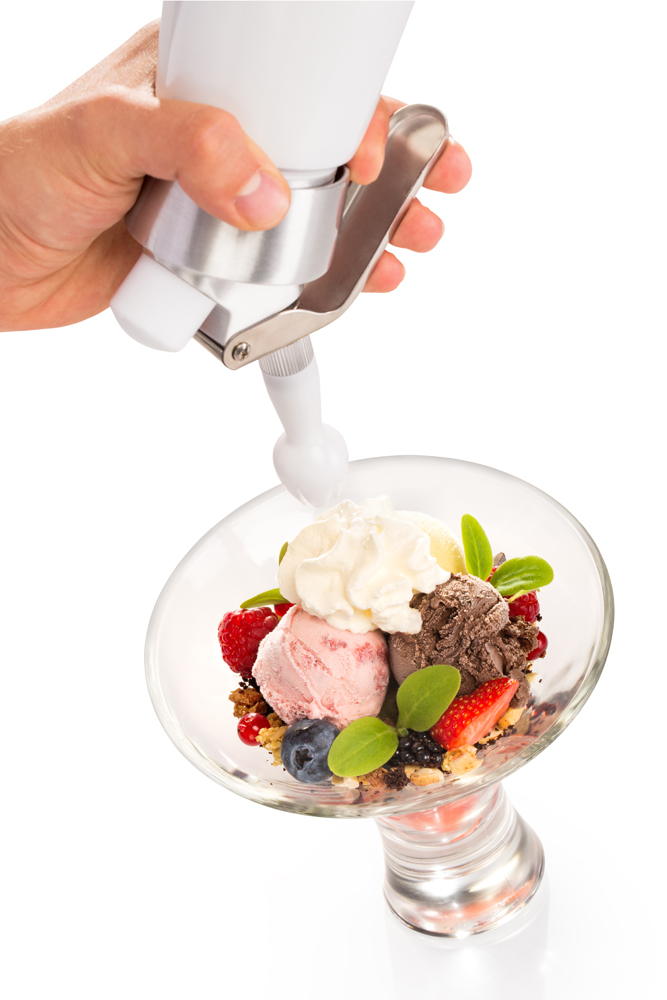 Frișcă adăugată cu aparat profesional Hendi peste înghețată cu fructe