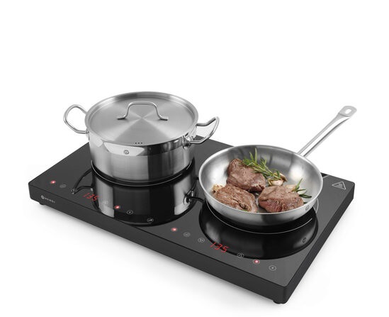 Plită cu inducție cu două ochiuri neagră cu o cratiță și o tigaie, cu display de temperatură reglabilă de la Hendi