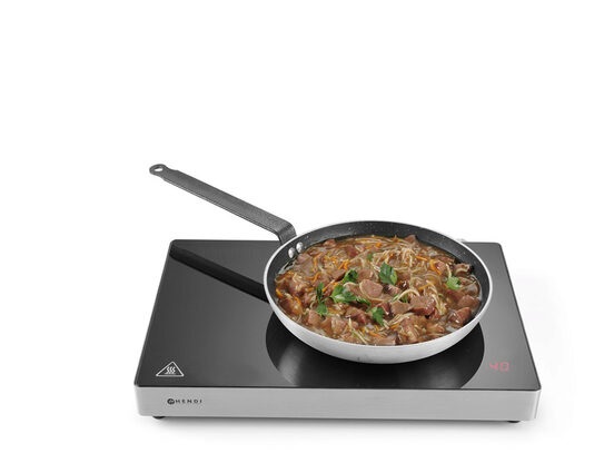 Plită cu inducție cu un ochi, neagră, cu o tigaie cu mâncare chinezească de la Hendi