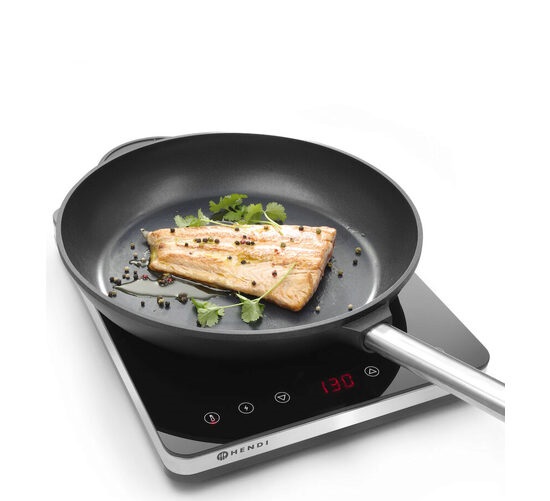 Plită cu inducție cu un ochi îngustă, neagră, cu o tigaie cu pește, cu display de temperatură reglabilă de la Hendi