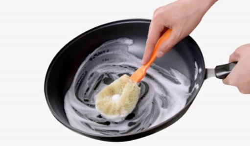 Cu ce se curăță cel mai ușor arsura de pe tigăi?	