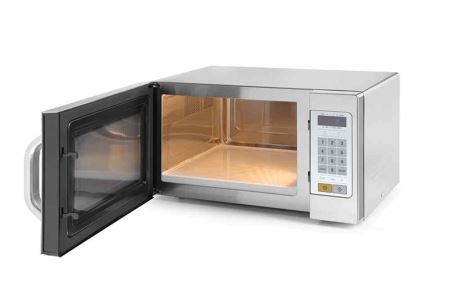 Cum se curăță corect un cuptor cu microunde