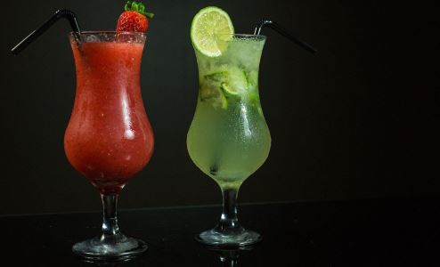 10 rețete de cocktailuri celebre pe care să le încerci vara aceasta