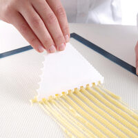 Razuitor aluat Hendi triunghiular cu margini zimtate, dinti mari 110x110mm, 6 buc/set